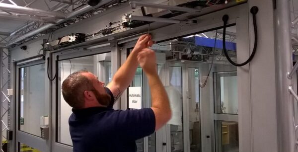 Lắp đặt cửa tự động an toàn