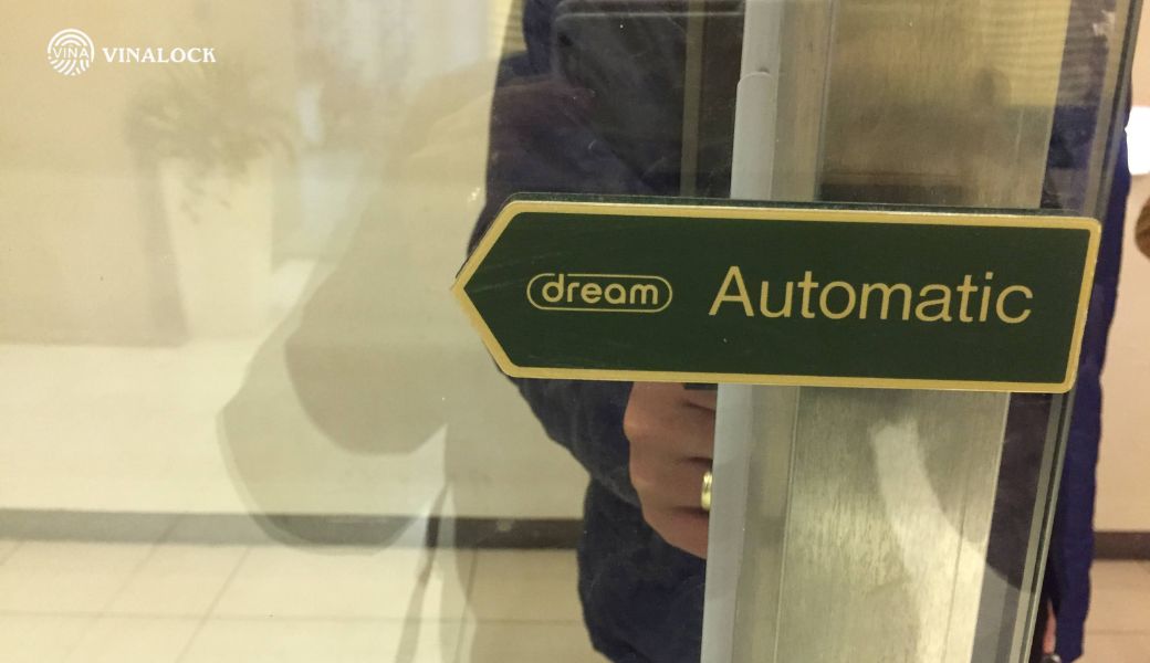 tay-dong-cua-tu-dong