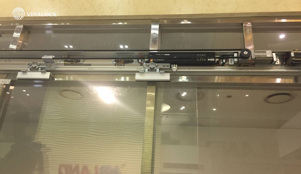 tay-dong-cua-tu-dong