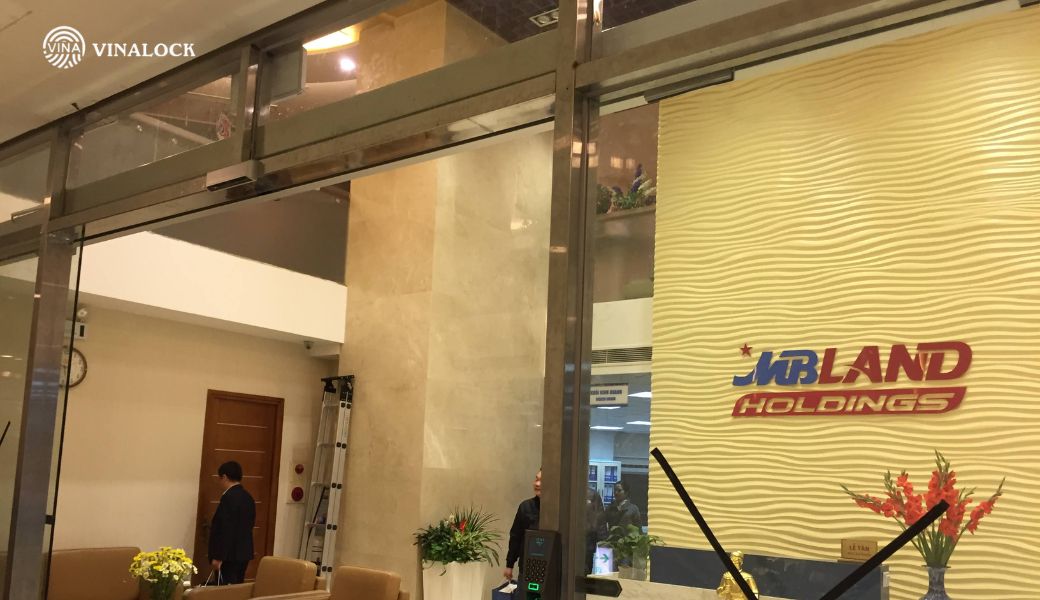 tay-dong-cua-tu-dong