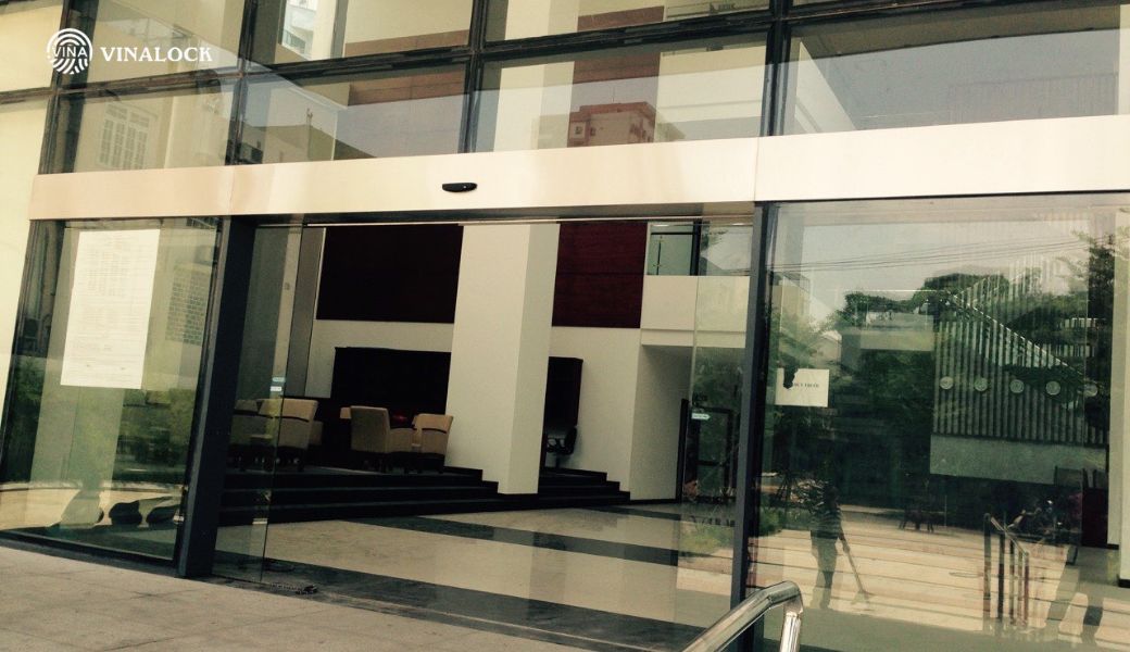 tay-dong-cua-tu-dong