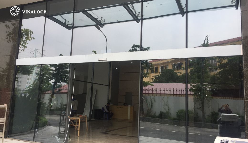 tay-dong-cua-tu-dong