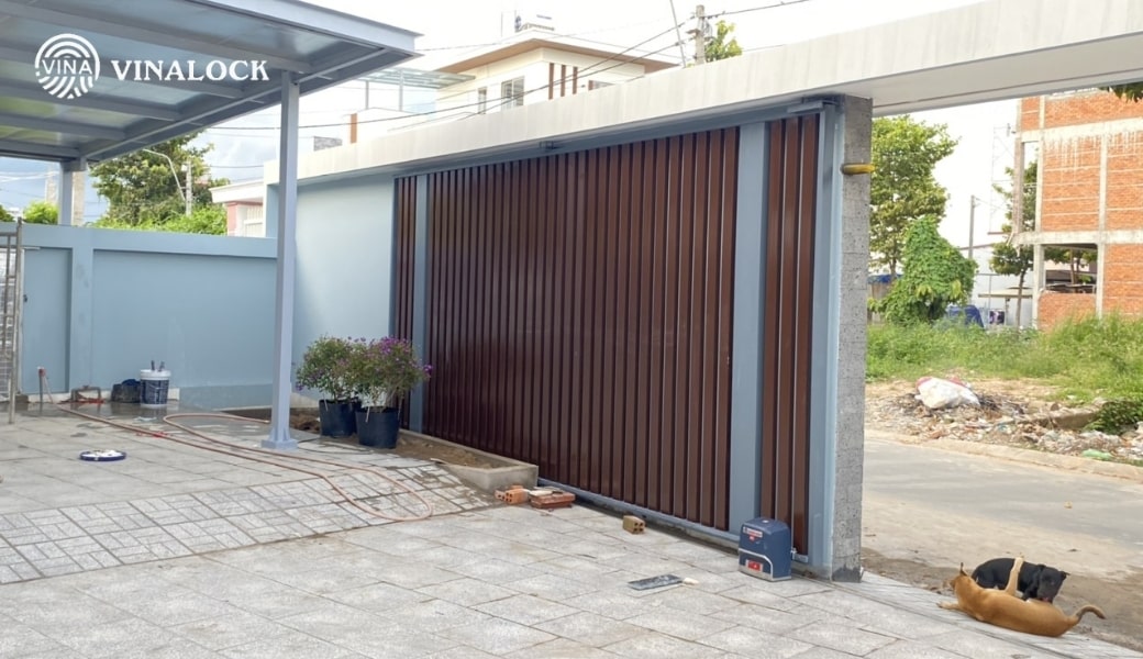 nên chọn cổng trượt tự động hay cổng mở cánh