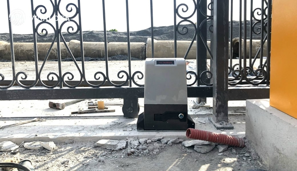 nên chọn cổng trượt tự động hay cổng mở cánh