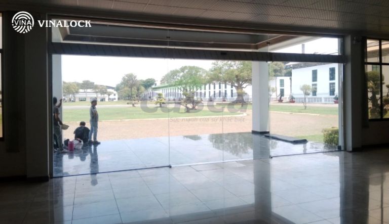 Cửa kính tự động khi mất điện có thể mở được