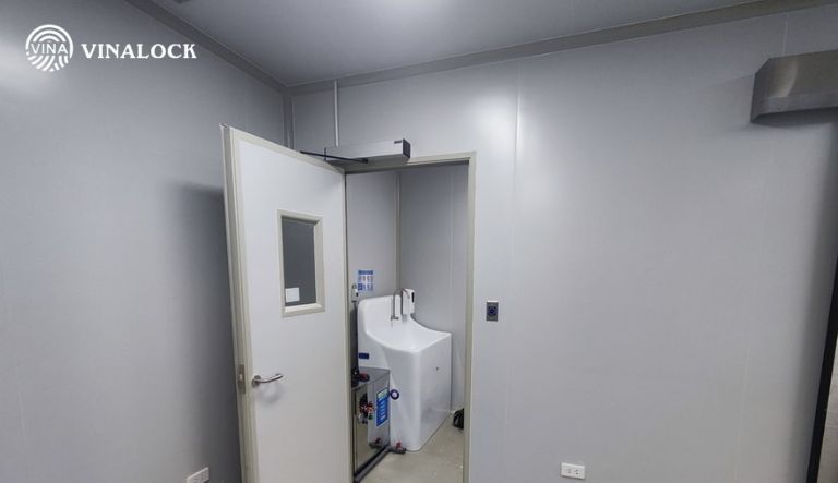 Cửa tự động nhà vệ sinh dạng mở cánh