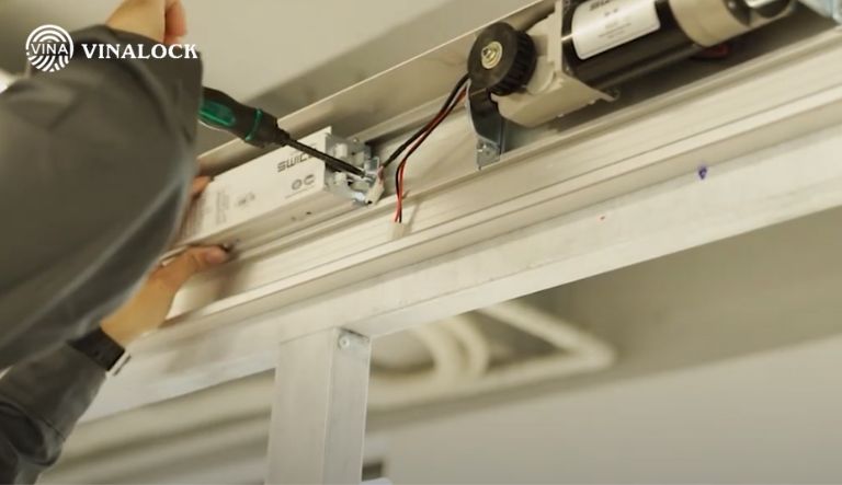 Những yếu tố ảnh hưởng đến chi phí lắp đặt cửa tự động