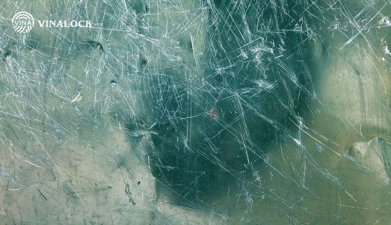 Khi nào nên thay kính mới thay vì xử lý vết xước