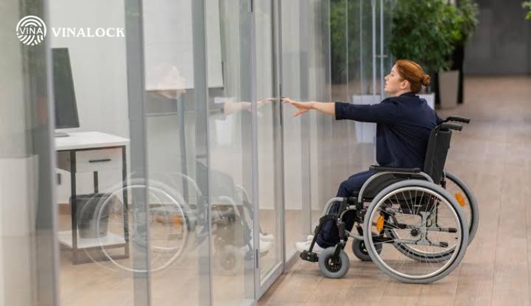 Vì sao cửa tự động phù hợp với người khuyết tật