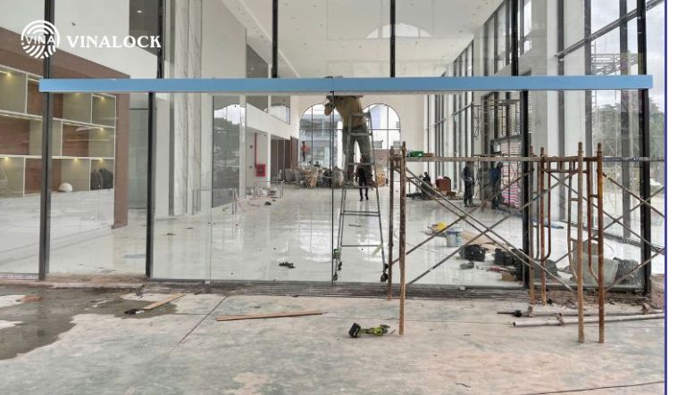 Showroom nên lắp loại cửa tự động nào?