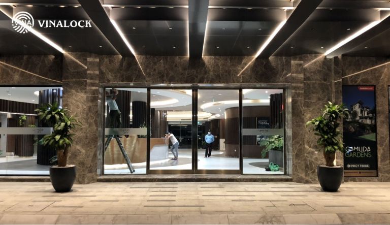 Có nên lắp cửa tự động cho showroom