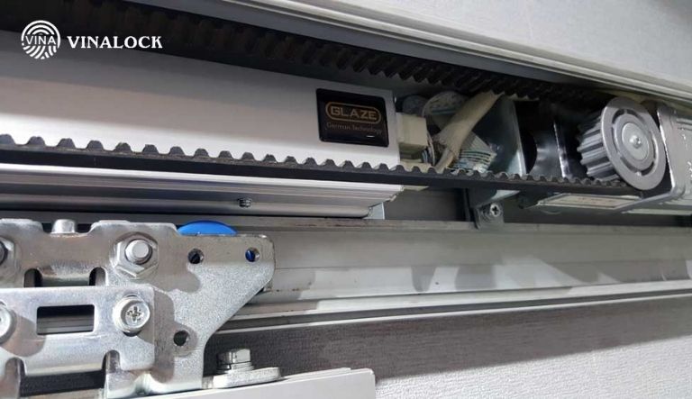 Dây curoa cửa tự động có cần tra dầu không