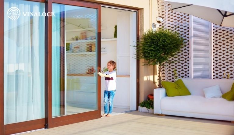 Cửa kính tự động có phù hợp với gia đình có trẻ em không