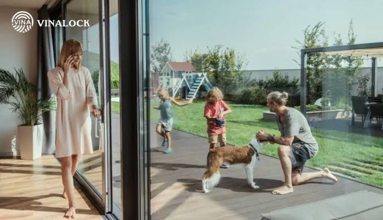 Nhà có trẻ em nên chọn loại cửa tự động nào