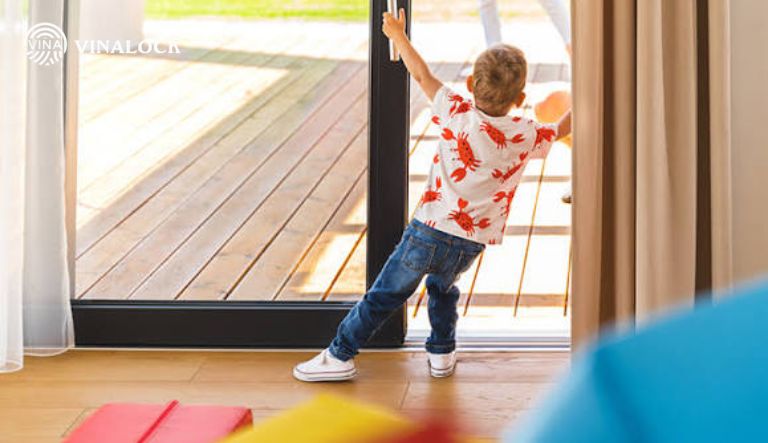 nhà có trẻ em có nên lắp cửa tự động không