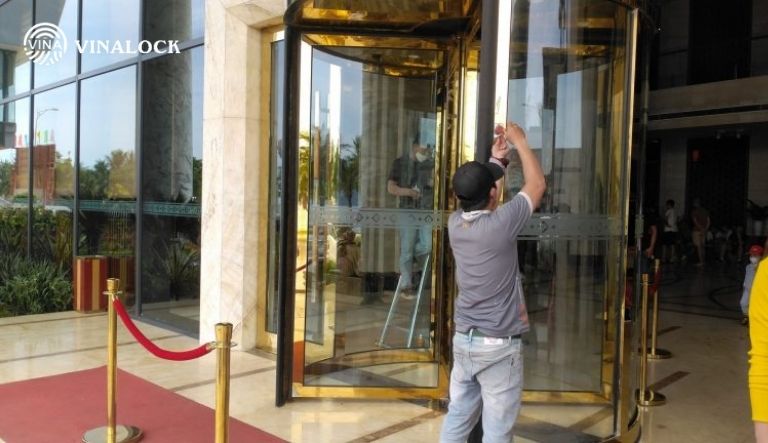 Khi nào nên kết hợp vệ sinh với bảo trì cửa tự động