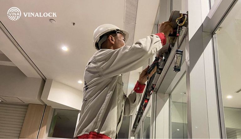 Những vị trí dễ bị bỏ quên khi vệ sinh cửa