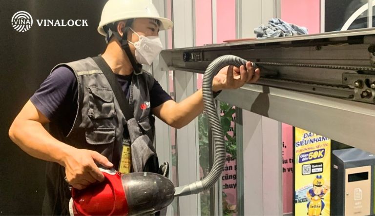 Vệ sinh ray cửa tự động có cần thiết không