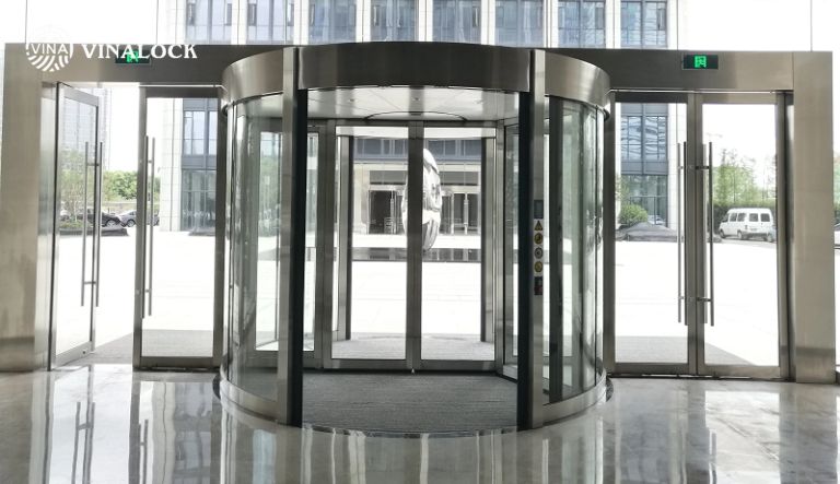 Cửa xoay tròn có trở thành xu hướng thay thế cửa trượt không